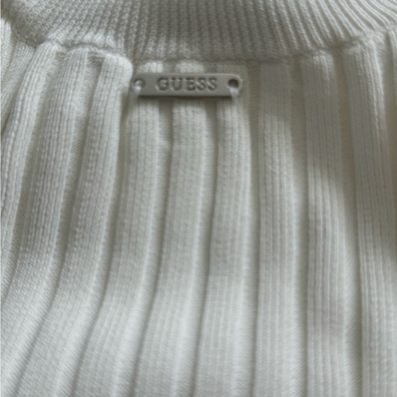 Guess white top in size small. In perfect condition. Used once - Picture 3 of 5